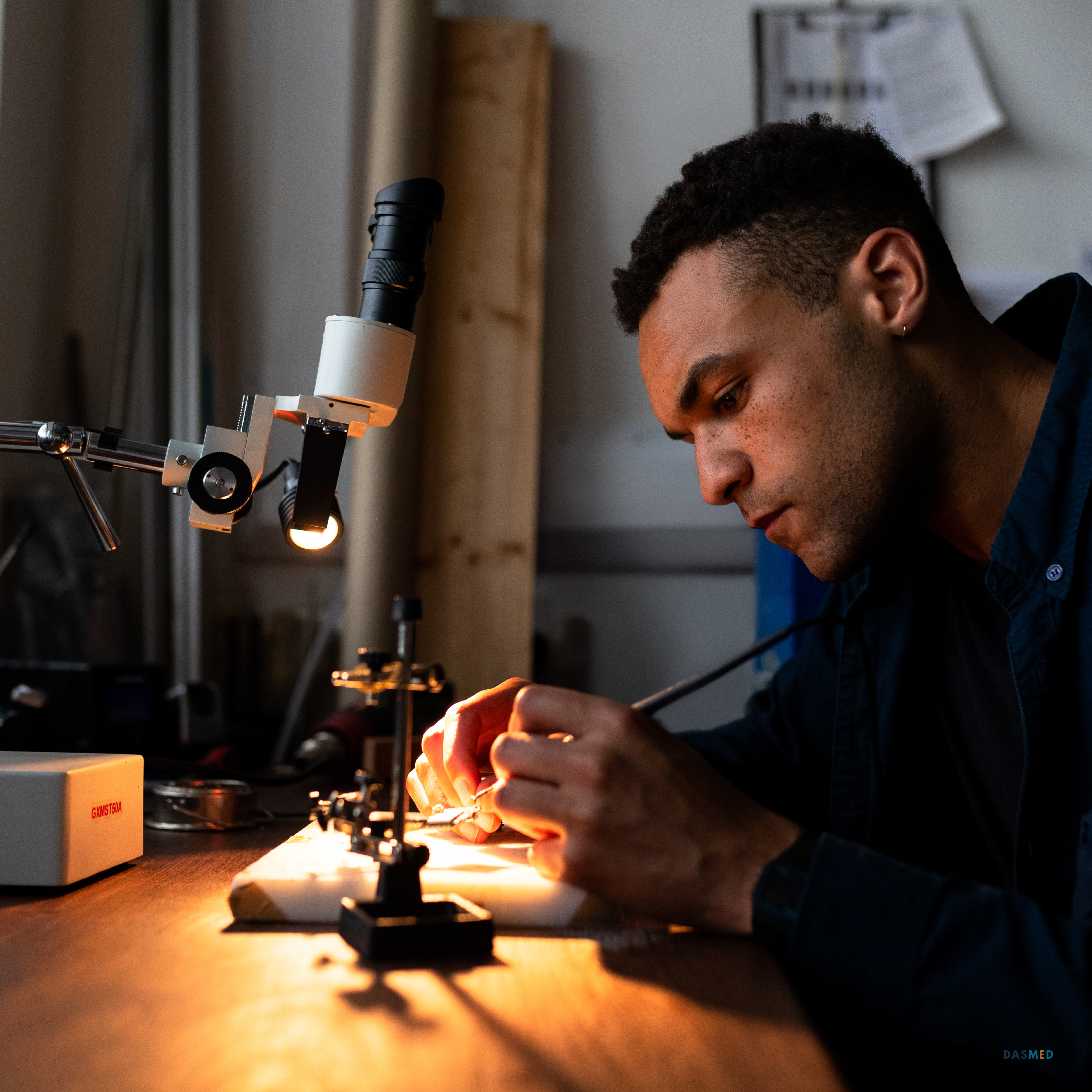 técnico realiza manutenção em circuito