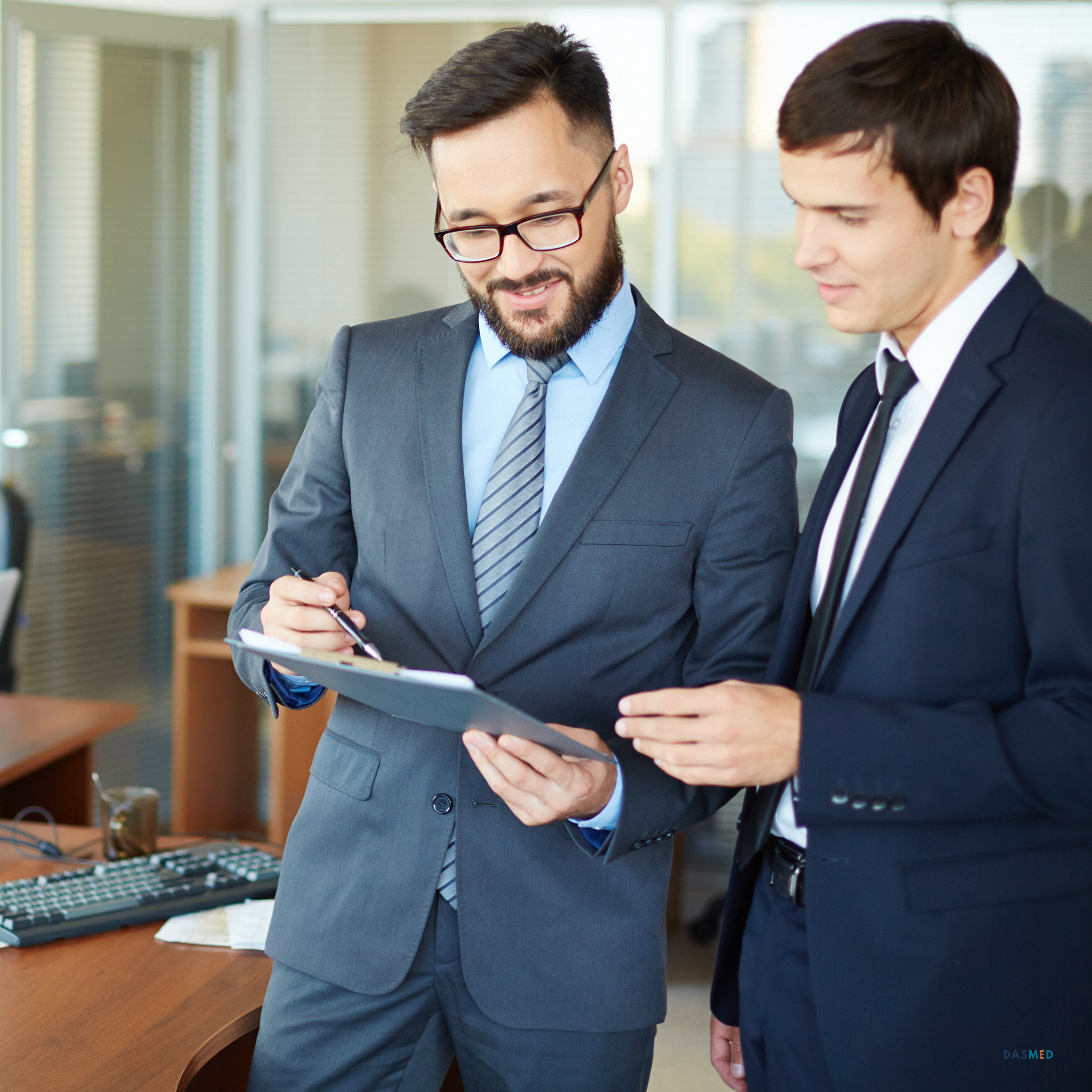 consultor apresenta projeto